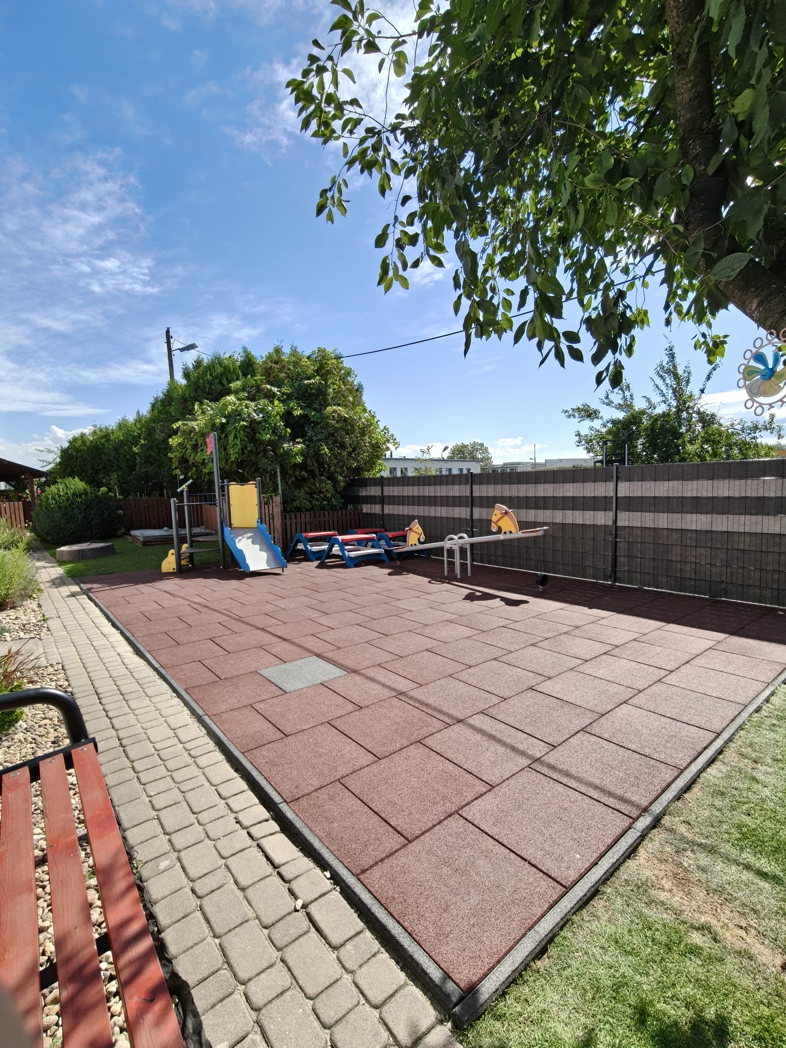 Plac zabaw nawierzchnia