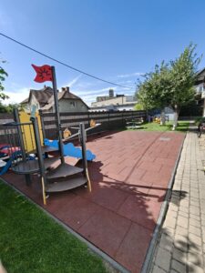 Plac zabaw zjeżdżalnia